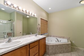 Kombinert dusj/badekar, boblebad, hårføner og håndklær