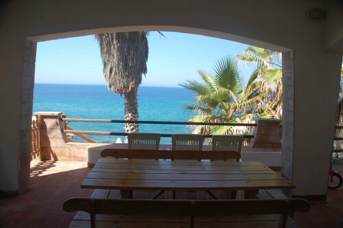 Villa Bosa, apartamento frente al mar en el área de Bosa, escalera privada a la playa WI