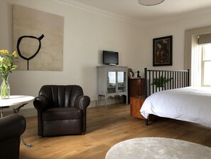 1 habitación, tabla de planchar con plancha, wifi y ropa de cama 