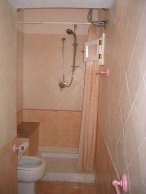Combined shower/bathtub, hair dryer - Villa Bosa, waterfront apartment, 10 meters from beach, WIFI, sleep 2 (trasnuraghes)