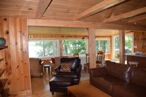 Smart TV, chimenea y futbolito 