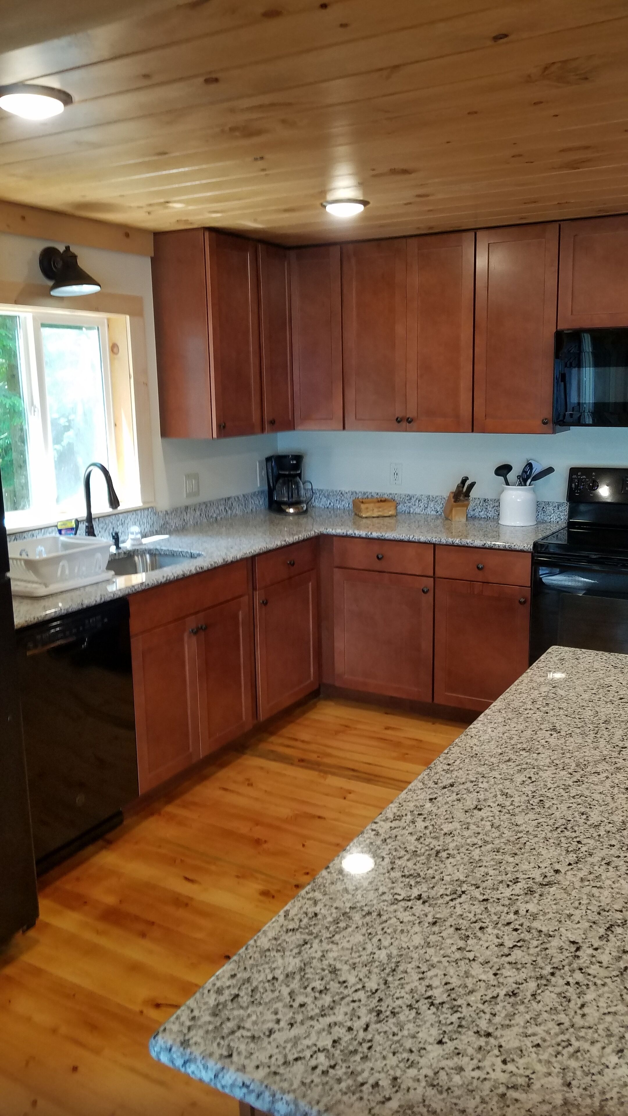 Cozy Year-round House right outside Portland Maine on Highland Lake.