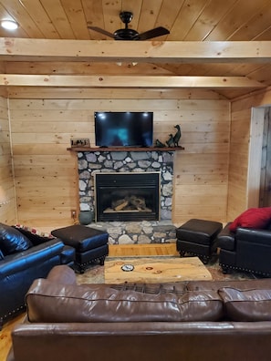 Smart TV, chimenea y futbolito