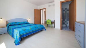 A bedroom with a bed, a desk, and a shower area. - Saturday-Saturday-L'ondazzurra stays: a vacation without contingencies!  (Marina di Mancaversa)