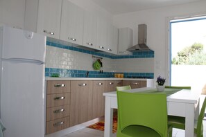 Fridge, oven, stovetop, cookware/dishes/utensils - Saturday-Saturday-L'ondazzurra stays: a vacation without contingencies!  (Marina di Mancaversa)