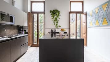 Réfrigérateur, micro-ondes, four, plaque de cuisson