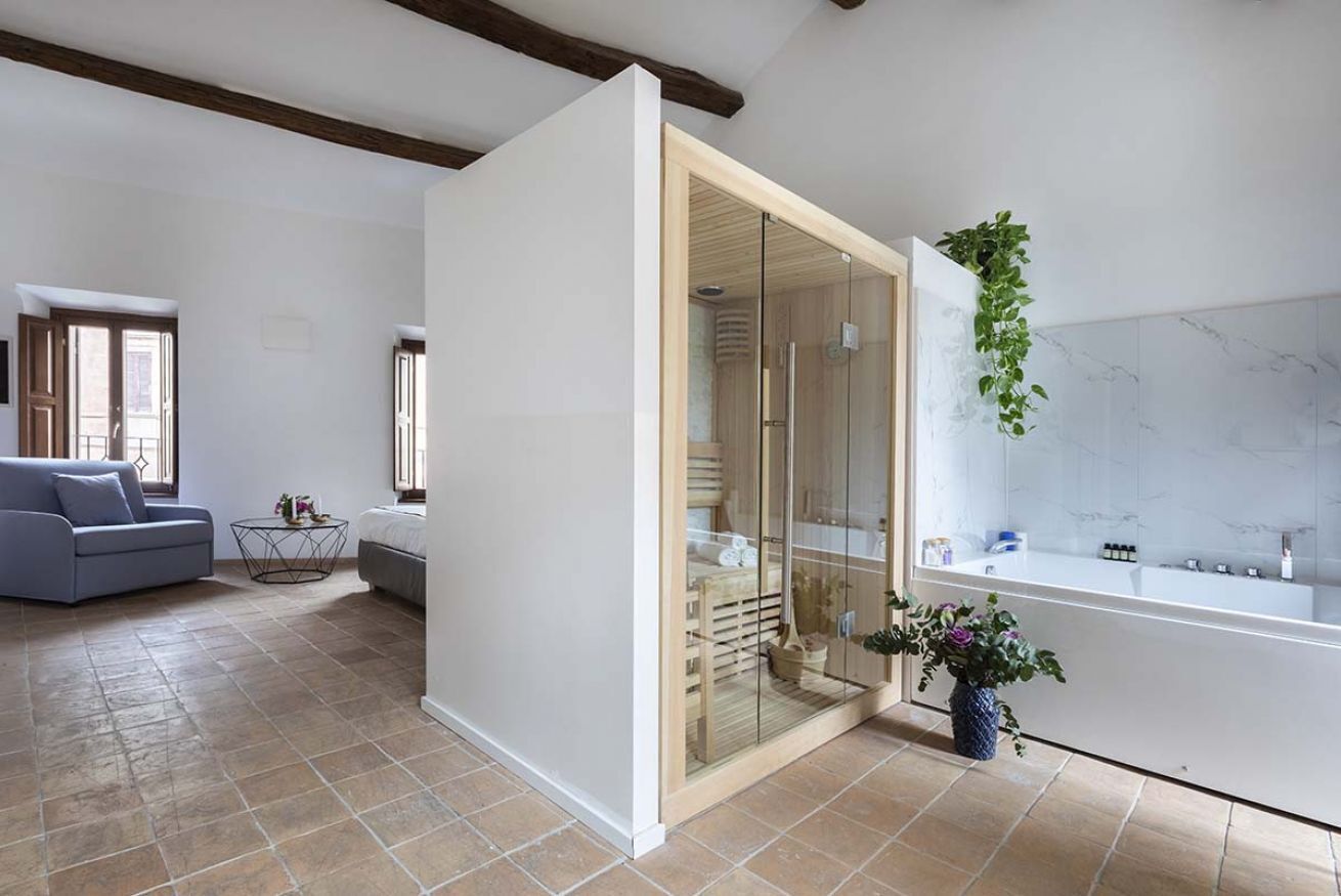 8 chambres, coffres-forts dans les chambres, fer et planche à repasser