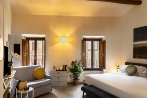 8 camere, una cassaforte in camera, ferro/asse da stiro