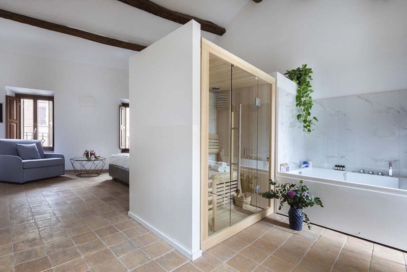 8 chambres, coffres-forts dans les chambres, fer et planche à repasser