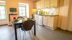 Kaffetrakter/tekoker, kjøleskap, mikrobølgeovn og ovn