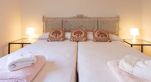 2 slaapkamers, een strijkplank/strijkijzer, wifi, beddengoed