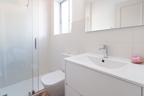 Combined shower/tub, hair dryer, bidet, towels