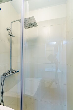 Ensemble baignoire-douche, séchoir à cheveux, bidet, serviettes fournies