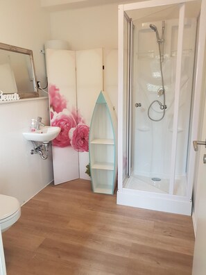 Toallas, jabón, papel de baño 