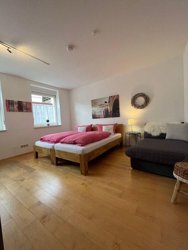 2 habitaciones, tabla de planchar con plancha, cuna de viaje y wifi 