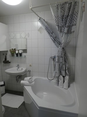 Ensemble douche/baignoire, sèche-cheveux, serviettes fournies, savon