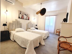 3 chambres, fer et planche à repasser, lit de bébé portatif