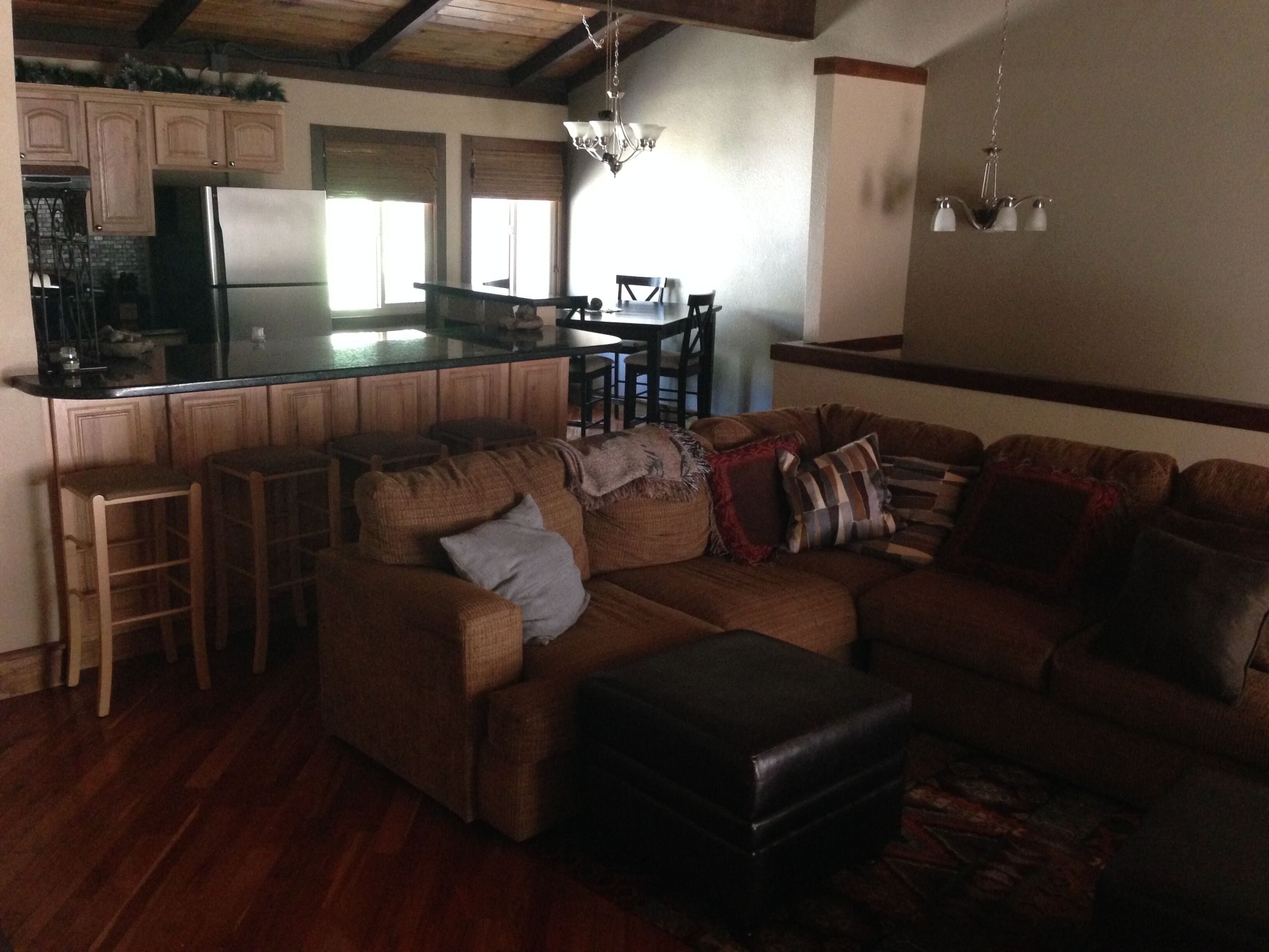 Modern Deluxe 4 BD/3.5 BA Condo, Walking Distance To Shops And Restaurants