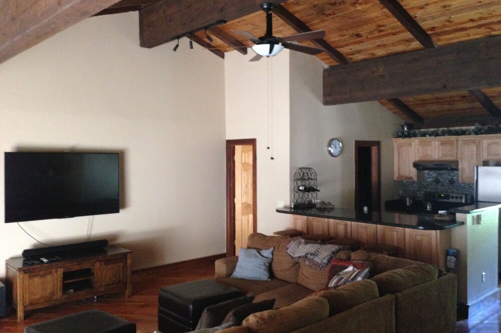 Modern Deluxe 4 BD/3.5 BA Condo, Walking Distance To Shops And Restaurants