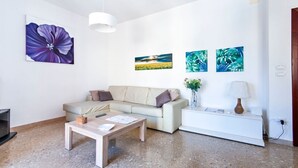 A modern living room with a sofa, coffee table, and artwork on the walls. - Di Palma 4 Family House - Lecce Selection (Lecce)