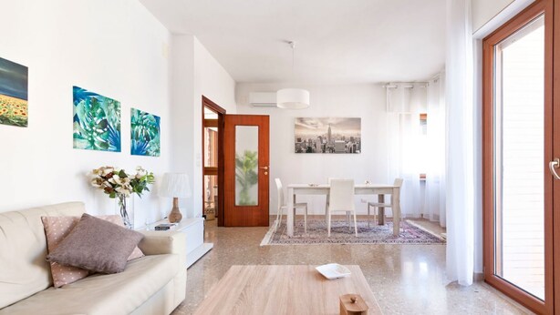 A modern living room with a sofa, coffee table, and artwork on the walls. - Di Palma 4 Family House - Lecce Selection (Lecce)