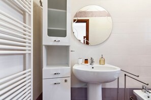 Douche, sèche-cheveux, bidet, serviettes fournies