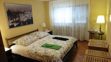 3 slaapkamers, een strijkplank/strijkijzer, reisbedje, gratis wifi