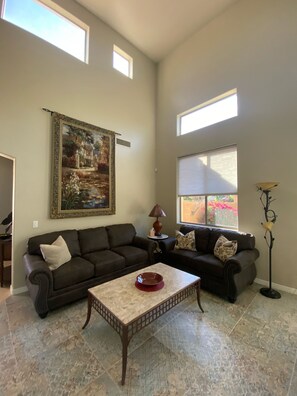 Smart TV, books - Fabulous Surprise Home With Pool (Surprise)