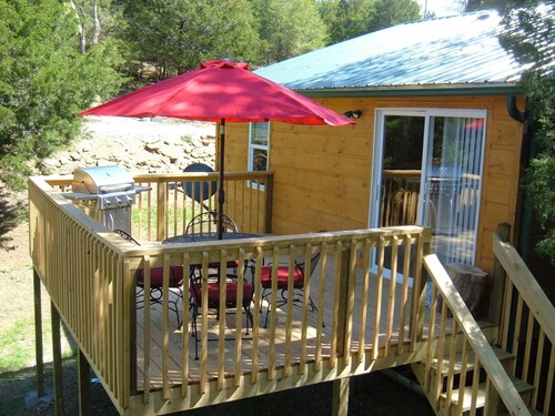 CEDAR CREST CABIN NEAR DOUGLAS LAKE. 30 MILES AWAY FROM GATLIN BURG.  