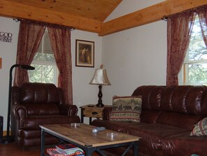 Smart-TV, Kamin, DVD-Player, Bücher