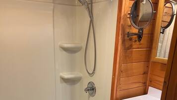 Ensemble douche/baignoire, sèche-cheveux, serviettes fournies, savon