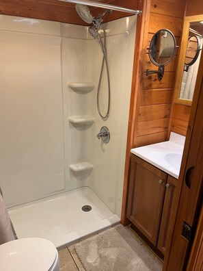 Ensemble baignoire-douche, séchoir à cheveux, serviettes fournies, savon