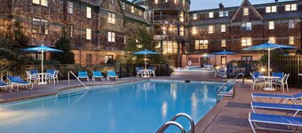 Luxury Suite at oceanfront resort, Downtown Newport, pools at Wyndham Long Wharf