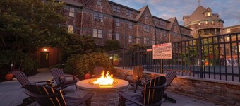 Luxury Suite at oceanfront resort, Downtown Newport, pools at Wyndham Long Wharf