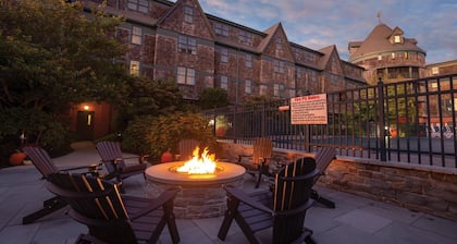 Luxury Suite at oceanfront resort, Downtown Newport, pools at Wyndham Long Wharf