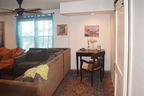 Een televisie en boeken