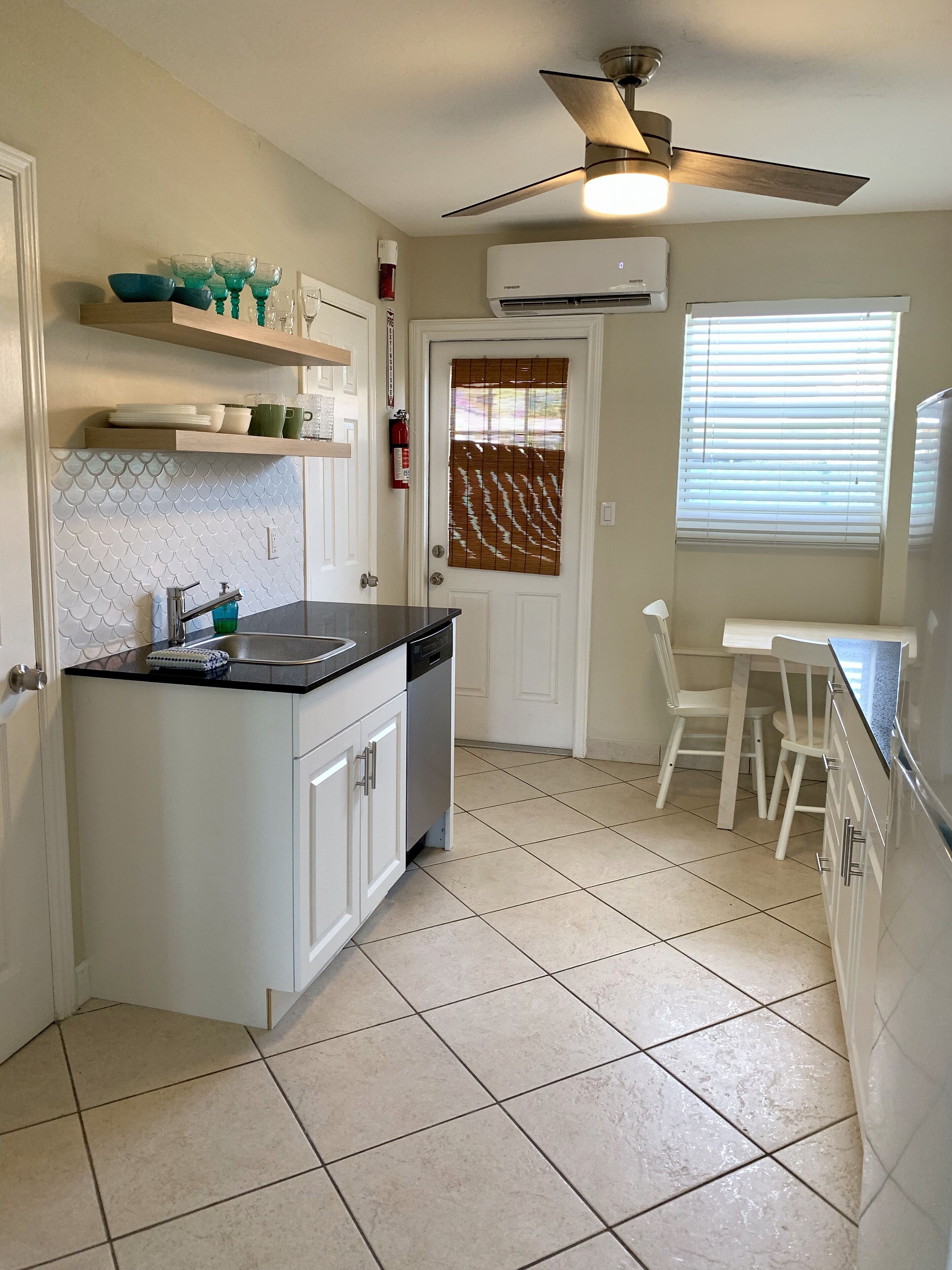 THE BUSH HOUSE - Premium House for 2 1BR 1BA Studio