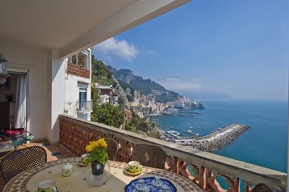 Casa Costabella: A cozy and welcoming apartment located on the high coast in front of the sea, with Free WI-FI.