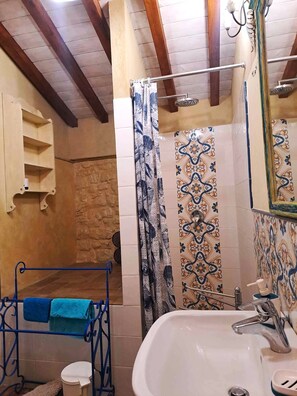 Dusche, Haartrockner, Bidet, Handtücher