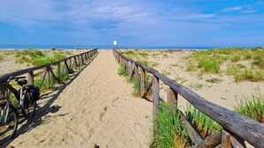 A sandy beach path with a wooden fence, leading to the ocean. - Cozy stone house in the green, sea-lake view, garden, air cond. WIFI, washer (Montigiano)