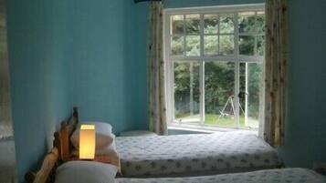 3 habitaciones, tabla de planchar con plancha y cuna de viaje