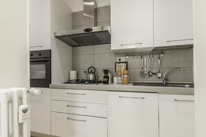 Kühlschrank, Mikrowelle, Ofen, Herdplatte