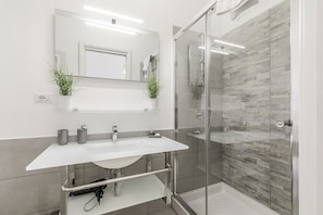 Douche, sĂšche-cheveux, bidet, serviettes fournies