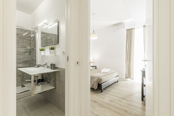 Shower, hair dryer, bidet, towels - Luxury Apartment Vico Thebestinrome (Roma)