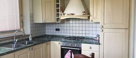 Jääkaappi, uuni, liesi, astianpesukone