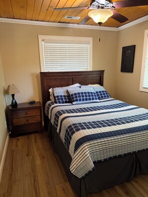 3 bedrooms, free WiFi, bed sheets - Quiet Cove Lakehouse - Wonderful covered deck, Ideal location & Pet friendly! (Osage Beach)