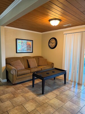 Smart TV, DVD player - Quiet Cove Lakehouse - Wonderful covered deck, Ideal location & Pet friendly! (Osage Beach)