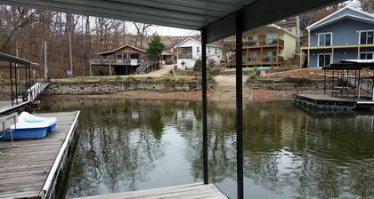 Cozy Lakefront House w/nice covered deck. Calm water location & Pet friendly!