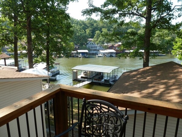 Property grounds - Cozy Lakefront House w/nice covered deck. Calm water location & Pet friendly! (Osage Beach)