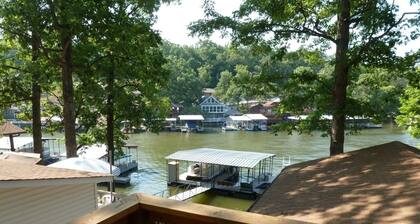 Äskettäin uusittu 3BR / 2BA Lakefront Property, veneen lipsahdus.